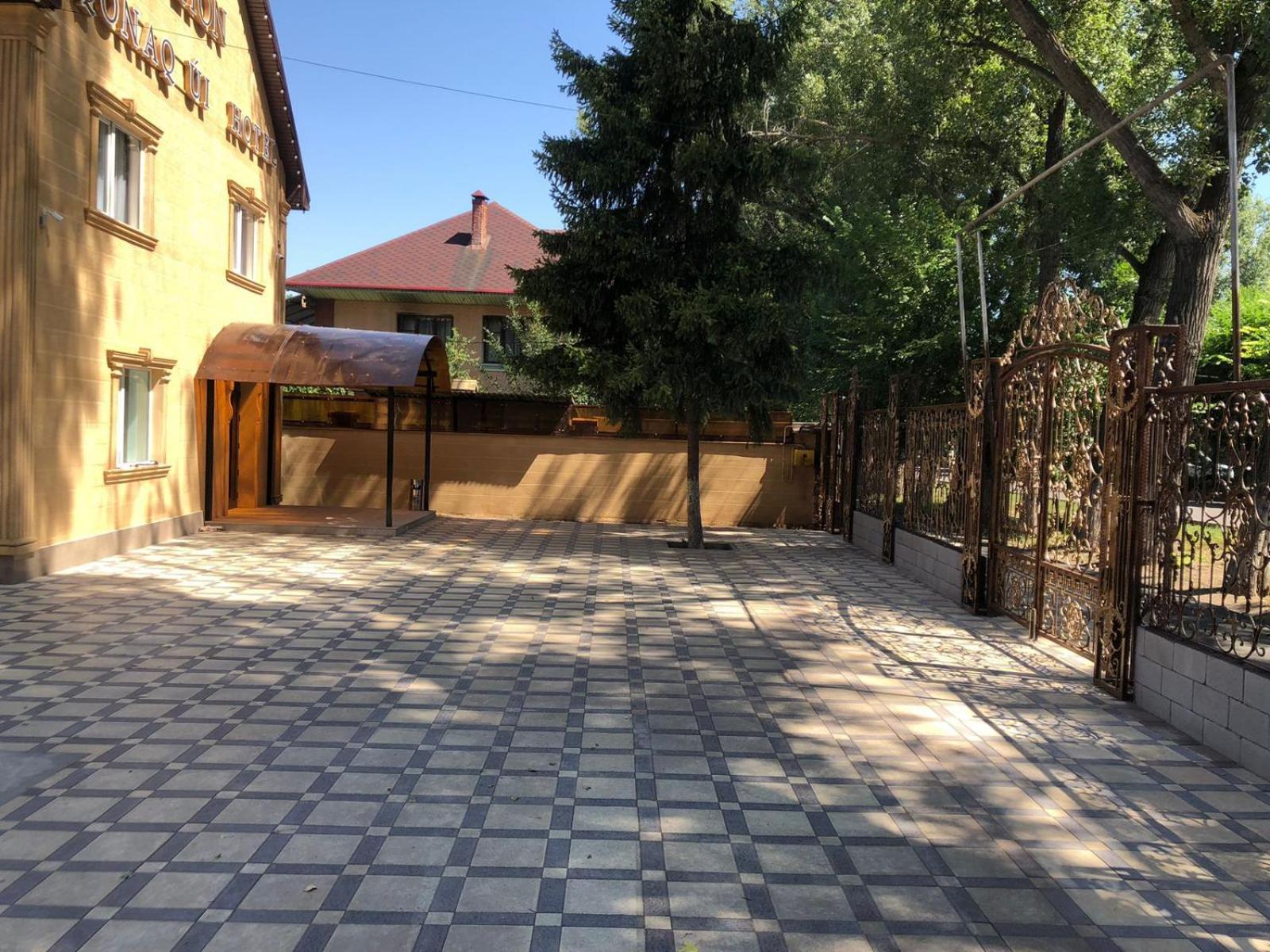 Hotel Lion Almaty Bagian luar foto