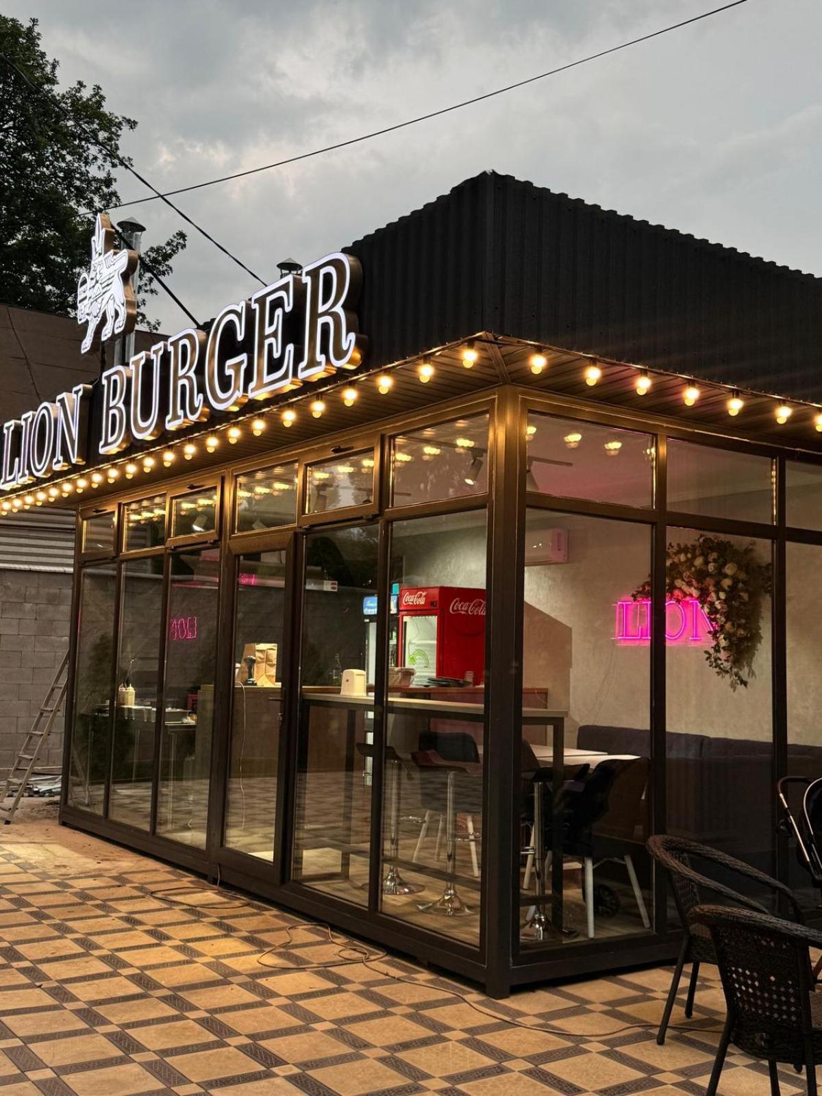 Hotel Lion Almaty Bagian luar foto
